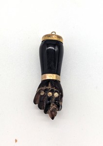 PENDENTIF BRELOQUE en ambre et à monture...